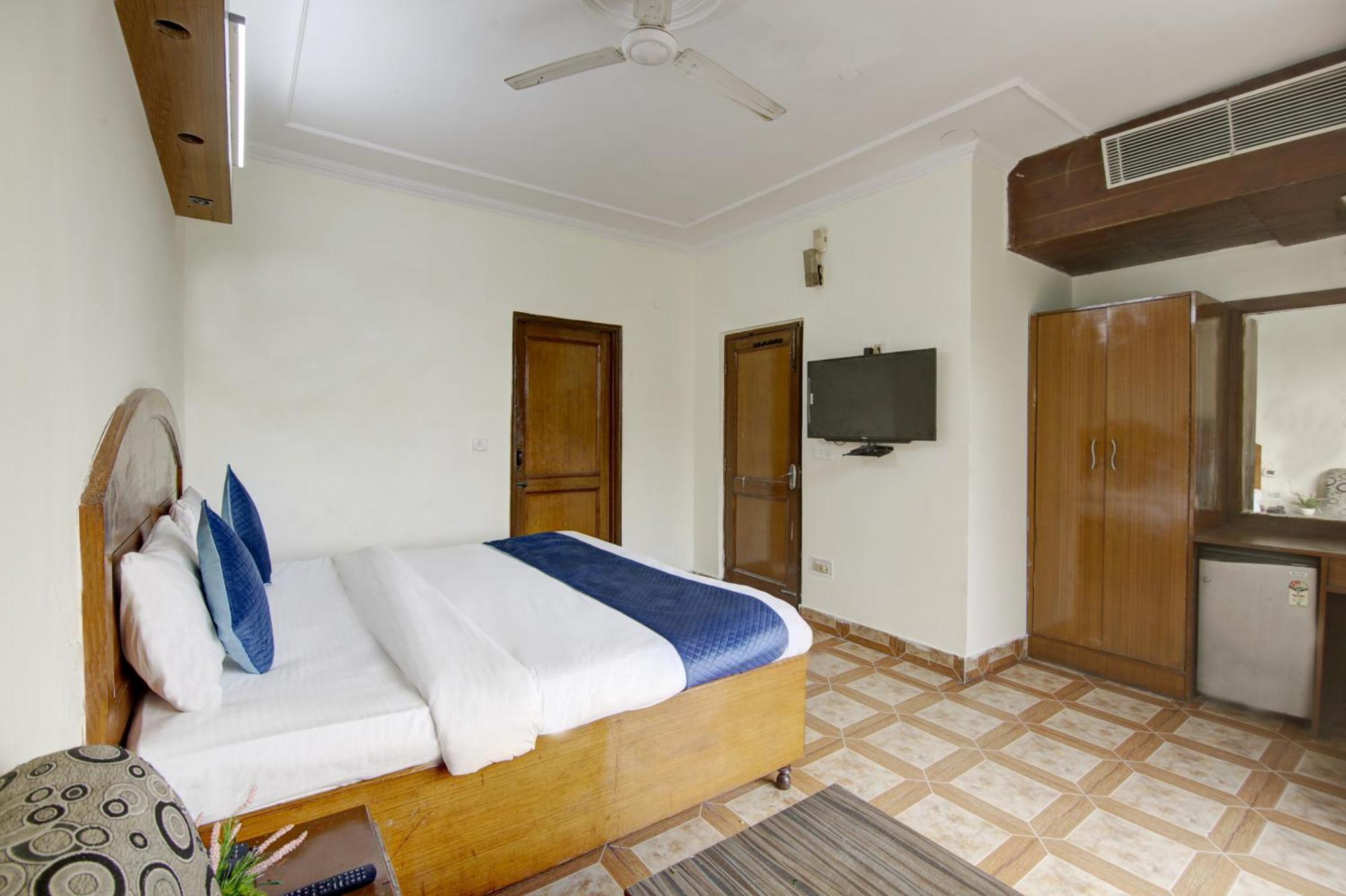 Hotel The Eden Park Noida Buitenkant foto