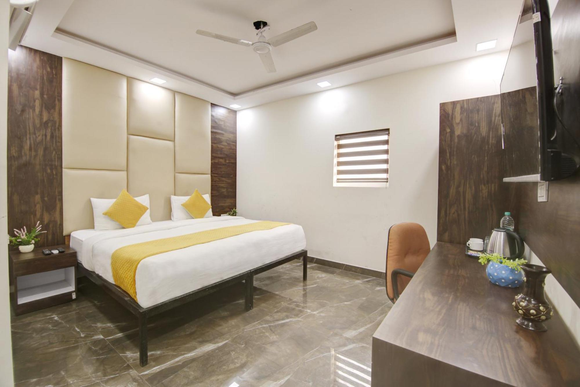 Hotel The Eden Park Noida Buitenkant foto