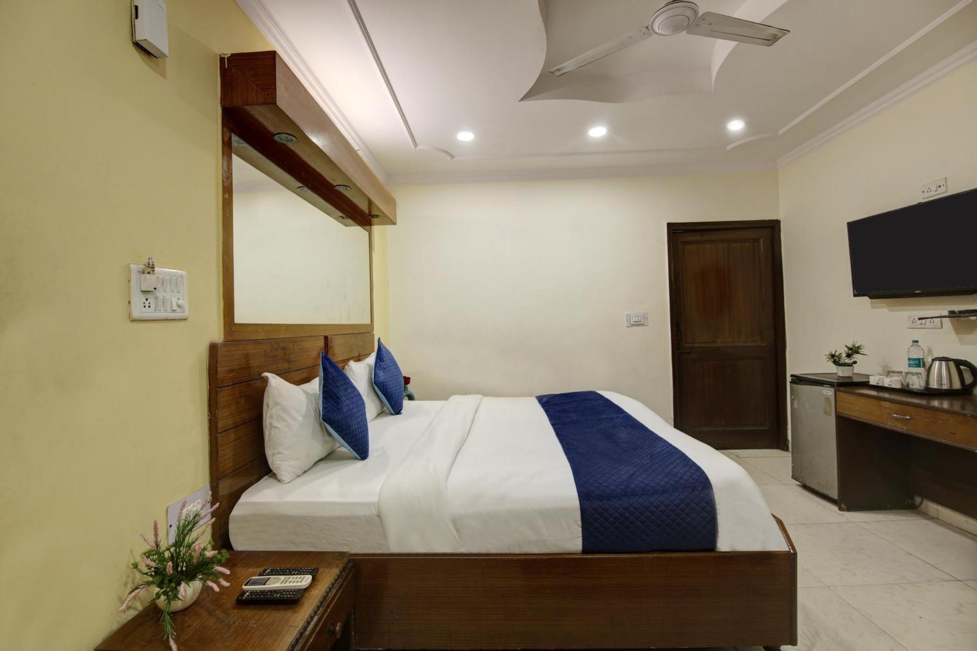 Hotel The Eden Park Noida Buitenkant foto