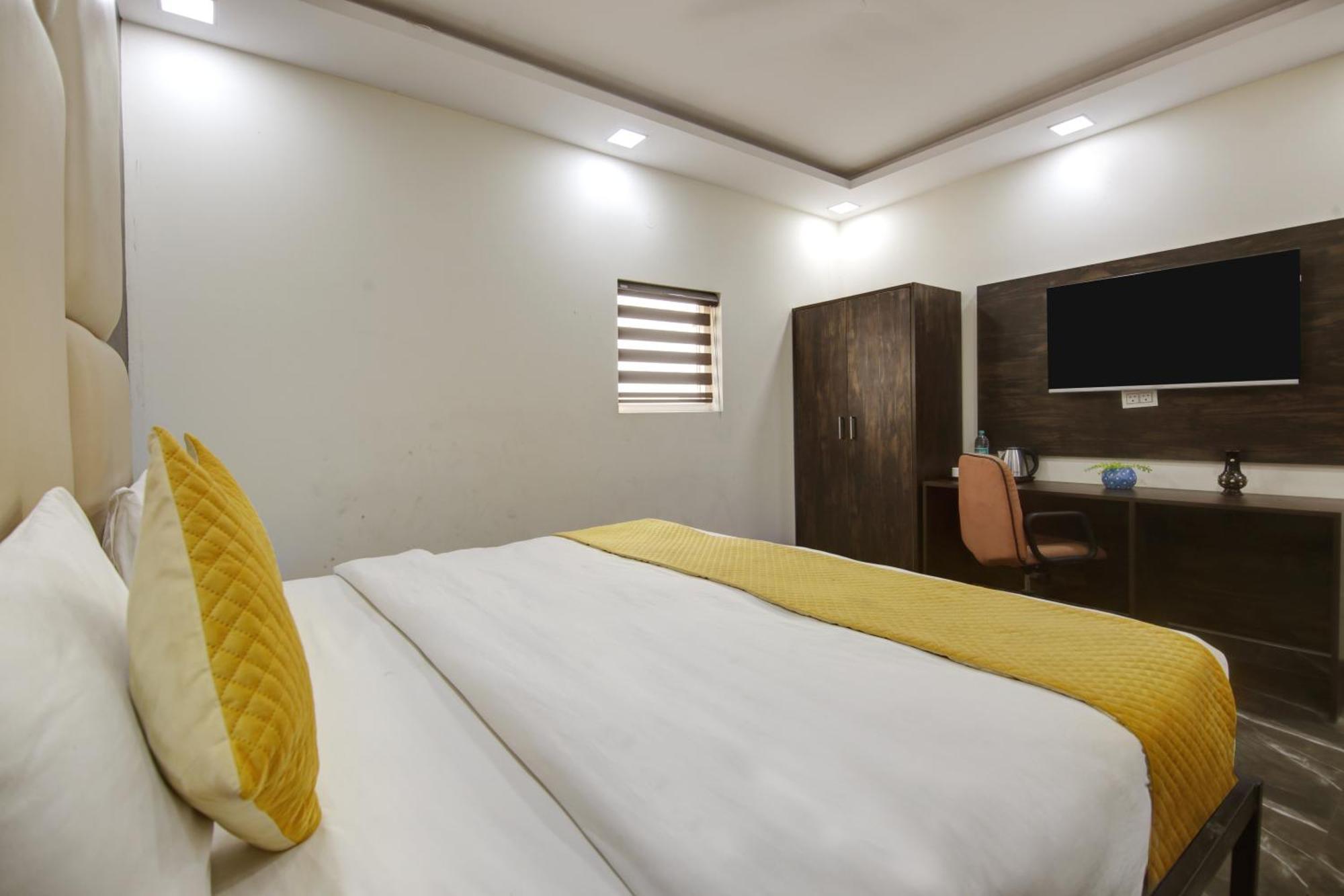 Hotel The Eden Park Noida Buitenkant foto